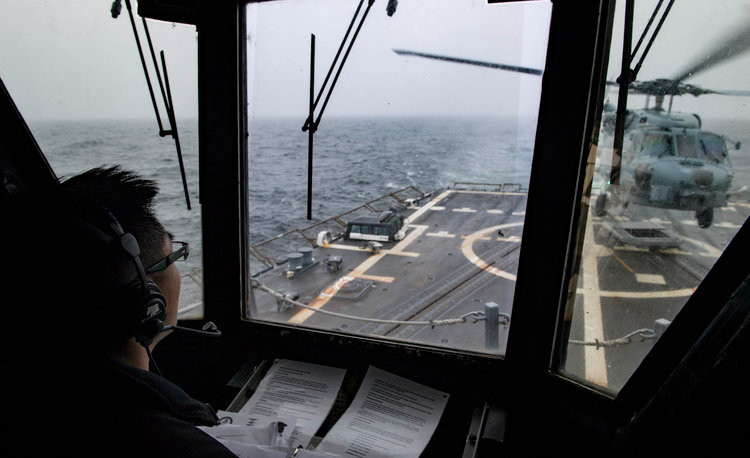 Tàu có chiều dài 160 mét, lườn rộng 20 mét và mớm nước tối đa 10 mét kèm theo đó là độ giãn nước tối đa 9200 tấn. Tàu được trang bị bốn động cơ tua-bin khí với tổng cộng hai trục dẫn động.