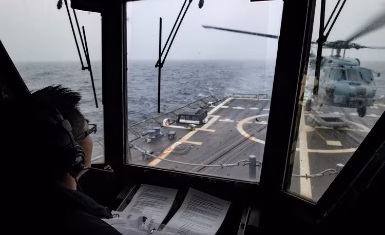 Tàu có chiều dài 160 mét, lườn rộng 20 mét và mớm nước tối đa 10 mét kèm theo đó là độ giãn nước tối đa 9200 tấn. Tàu được trang bị bốn động cơ tua-bin khí với tổng cộng hai trục dẫn động.