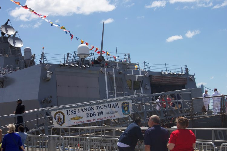 Là một khu trục hạm đa năng được đóng theo lớp Arleigh Burke, khu trục hạm Jason Dunham có thể thực hiện mọi nhiệm vụ từ theo thông tin liên lạc ngoài khơi lãnh hải Nga cho tới các nhiệm vụ chống cướp biển ở châu Phi.
