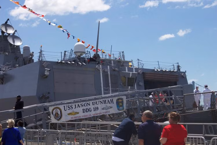 Là một khu trục hạm đa năng được đóng theo lớp Arleigh Burke, khu trục hạm Jason Dunham có thể thực hiện mọi nhiệm vụ từ theo thông tin liên lạc ngoài khơi lãnh hải Nga cho tới các nhiệm vụ chống cướp biển ở châu Phi.