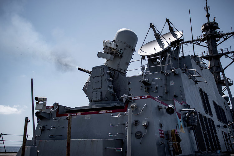 Pháo cao tốc Phalanx trên khu trục hạm USS Jason Dunham - đây được coi là lớp phòng thủ cuối cùng khi tàu khu trục này bị tên lửa của đối phương tấn công.