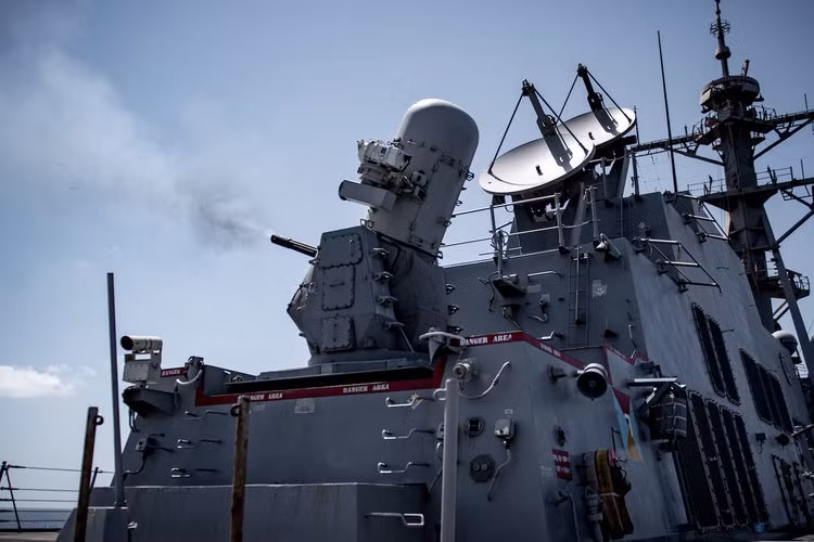 Pháo cao tốc Phalanx trên khu trục hạm USS Jason Dunham - đây được coi là lớp phòng thủ cuối cùng khi tàu khu trục này bị tên lửa của đối phương tấn công.