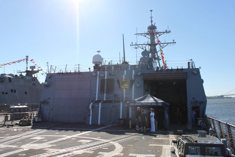 Về cơ bản USS Jason Dunham có cấu hình khá tương tự với các khu trục hạm thuộc lớp Arleigh Burke khác. Tuy nhiên nó có một chút cải biên so với phiên bản gốc bằng những nâng cấp trong hệ thống điện, điện tử.