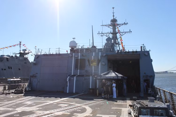 Về cơ bản USS Jason Dunham có cấu hình khá tương tự với các khu trục hạm thuộc lớp Arleigh Burke khác. Tuy nhiên nó có một chút cải biên so với phiên bản gốc bằng những nâng cấp trong hệ thống điện, điện tử.