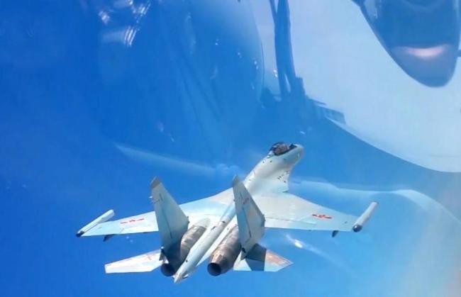 Su-35 chỉ có một ghế lái duy nhất, trọng lượng rỗng của máy bay là 17,2 tấn, trọng lượng cất cánh tối đa 34,5 tấn kèm trong đó có lượng nhiên liệu tối đa nó mang theo được là 11,5 tấn. Máy bay được trang bị hai động cơ AL-41F1S cho phép di chuyển với tốc độ tối đa lên tới Mach 2,25 tương đương 2400 km/h ở độ cao lớn và Mach 1,13 tương đương 1400 km/h ở độ cao tương đương mặt biển. Nguồn ảnh: Theaviation.