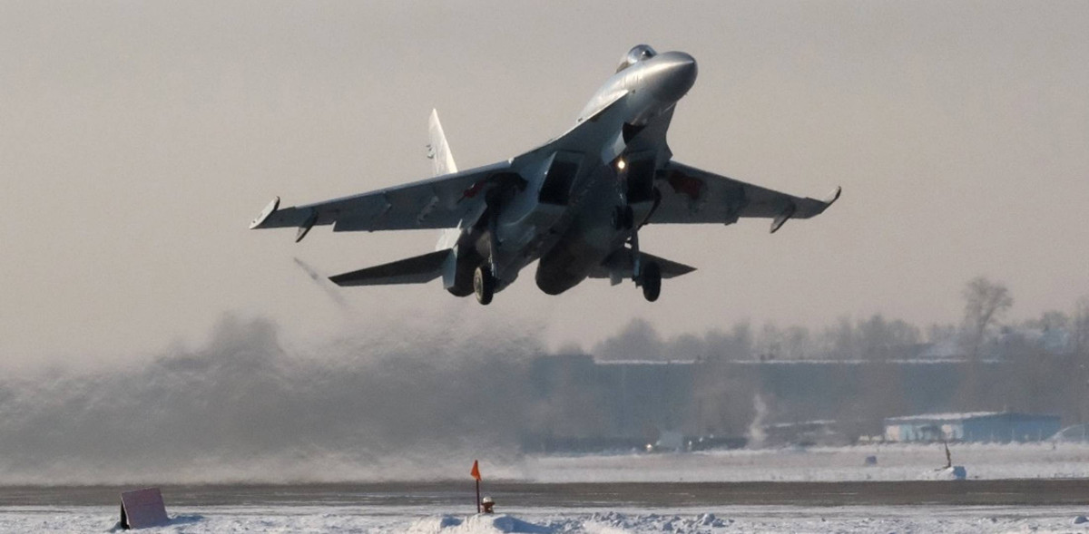 Thực tế việc đàm phán để mua các chiến đấu cơ Su-35 từ Nga của Trung Quốc đã bắt đầu từ năm 2012. Tuy nhiên số lượng Su-35 Trung Quốc muốn mua ban đầu không nhiều tới mức 2 tỷ USD. Việc Trung Quốc ký hợp đồng giá trị lớn như vậy được cho là do sức ép từ Moscow. Nguồn ảnh: Theaviation.