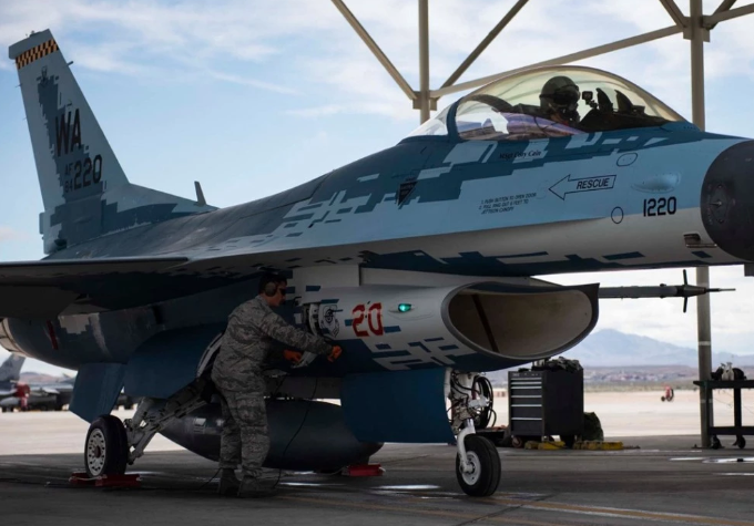 Thậm chí ngay cả Trung Quốc - quốc gia tuyên bố rằng đã sản xuất được chiến đấu cơ thế hệ năm nội địa cũng không khiến Lầu Năm Góc tỏ ra quá quan tâm.