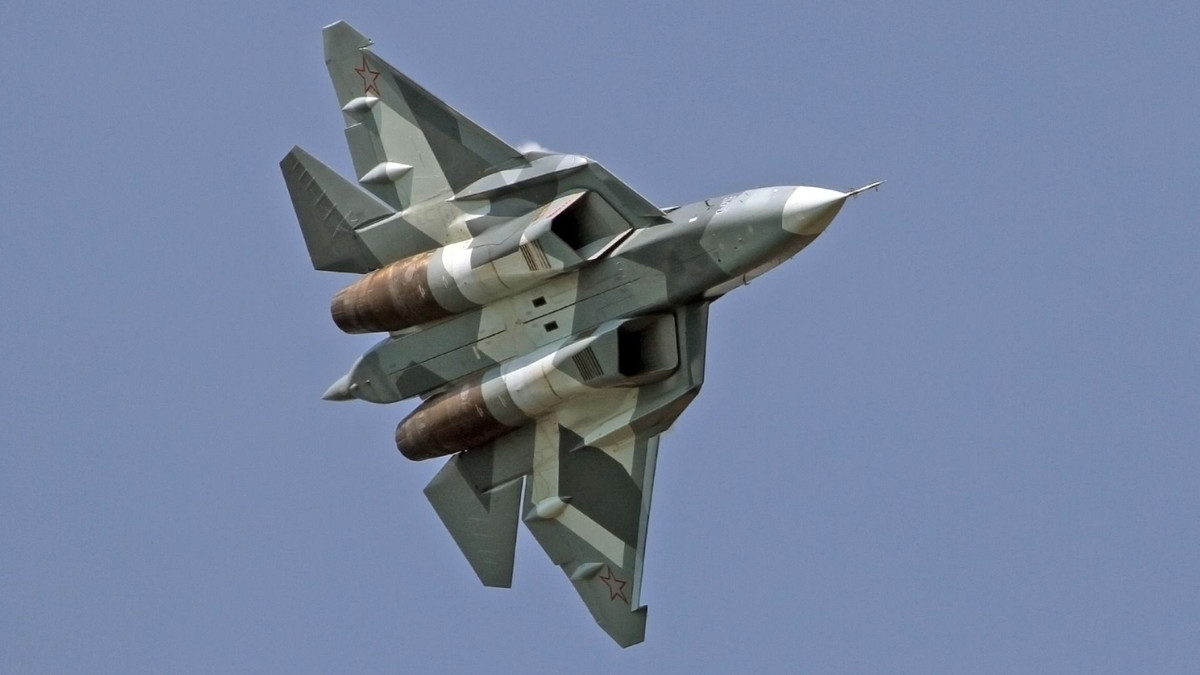 Ngược lại, Nga khẳng định màu sơn trên chiếc Su-57 của mình có màu sắc về tổng thể khá hài hoà, giúp chiến đấu cơ này ẩn nấp tốt trong mây và gây hiệu ứng thị giác khiến phi công đối phương khó nhận biết được hướng bay và khoảng cách khi bắt gặp Su-57 trên không. Nguồn ảnh: QQ.