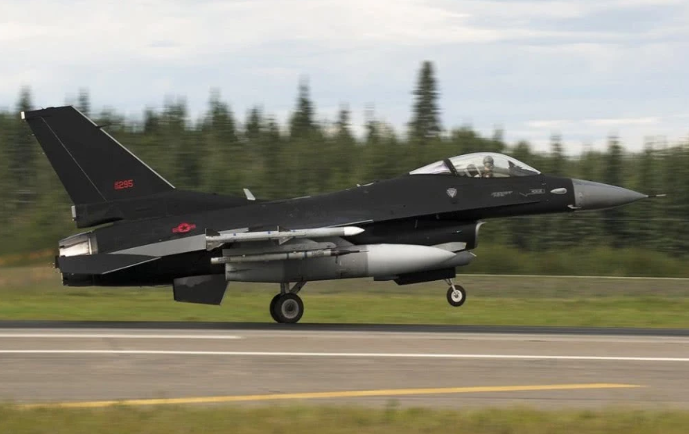 Không quân Mỹ đã rất nhiều lần sơn lớp vỏ của chiến đấu cơ Su-57 lên thân của chiến đấu cơ F-16 để đóng làm "quân xanh" trong những màn chiến đấu mô phỏng trên không hoặc tập trận.