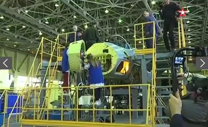 Điều đặc biệt ở những chiếc Su-57 so với chiến đấu cơ cùng thế hệ trên thế giới là chúng được tích hợp hệ thống trí thông minh được ví như cơ thể sống. "Trí thông minh được ví như hệ thần kinh là hệ thống kiểm soát thiết kế máy bay dựa trên các nguyên tắc hoạt động của hệ thống thần kinh của các cơ thể sống", nhà sản xuất tiết lộ.