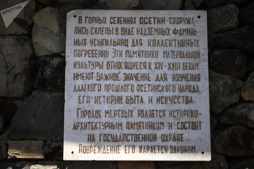 Một tấm bảng cảnh báo du khách không nên quá tò mò và xâm hại những di tích đầy giá trị ở nghĩa địa lộ thiên này. Nguồn ảnh: Sputnik.