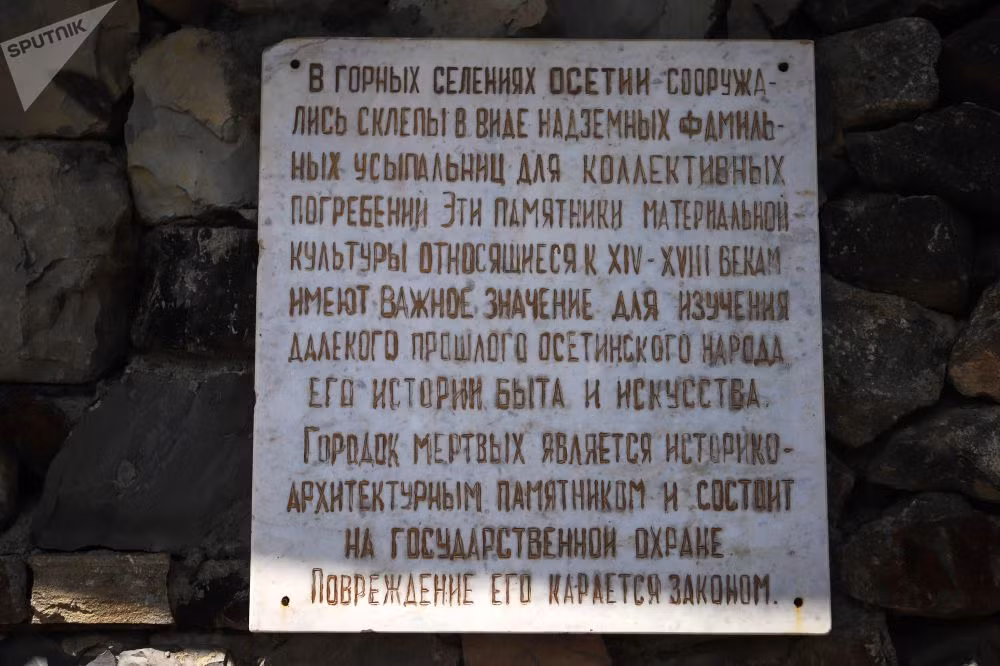 Một tấm bảng cảnh báo du khách không nên quá tò mò và xâm hại những di tích đầy giá trị ở nghĩa địa lộ thiên này. Nguồn ảnh: Sputnik.