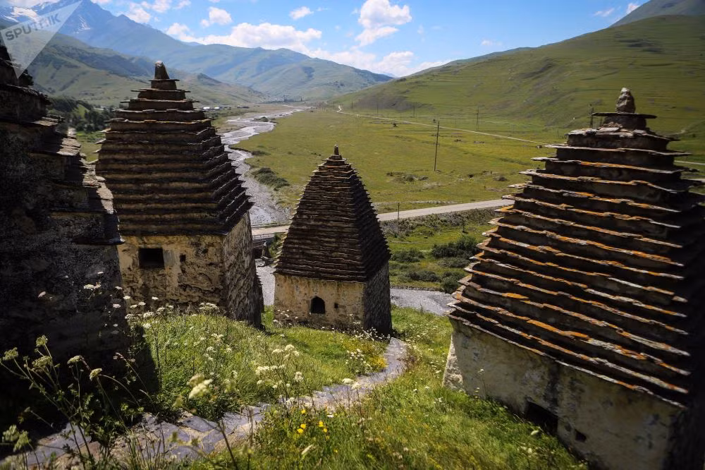 Tuy nhiên, những ai đã từng được chôn cất tại đây vẫn được nằm nguyên trong những nấm mồ lộ thiên này với sự tôn trọng của cả người dân địa phương lẫn khách du lịch. Nguồn ảnh: Sputnik.