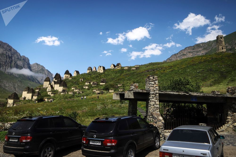 Hiện tại người dân địa phương đã không còn giữ lại phong tục chôn cất như thế này, khiến cho toàn bộ khu nghĩa địa trở thành địa điểm thăm quan du lịch. Nguồn ảnh: Sputnik.