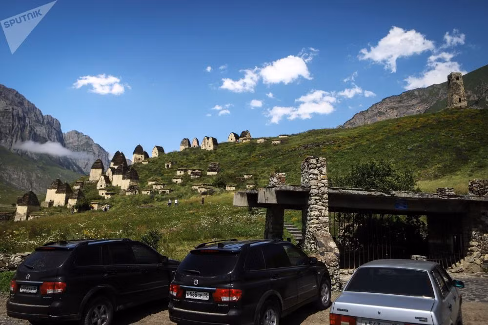 Hiện tại người dân địa phương đã không còn giữ lại phong tục chôn cất như thế này, khiến cho toàn bộ khu nghĩa địa trở thành địa điểm thăm quan du lịch. Nguồn ảnh: Sputnik.