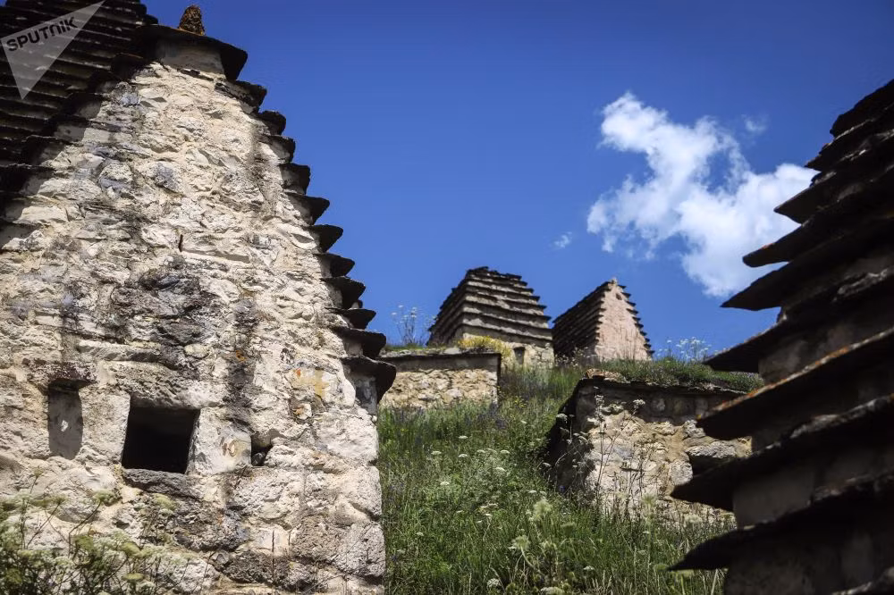 Nhìn từ xa, ít ai có thể ngờ rằng đây là một khu nghĩa trang khi chúng có những mái nhà chi chít trông như một ngôi làng cổ. Nguồn ảnh: Sputnik.