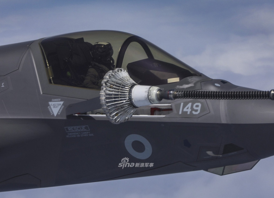 Kiểu tiếp liệu trên không này được các phi công Mỹ đánh giá là dễ dàng hơn nhiều vì họ có thể nhìn rõ cần nhận nhiên liệu và cần tiếp liệu từ khoang lái của mình, qua đó phối hợp với nhân viên tiếp liệu từ "thùng xăng bay" dễ dàng hơn. Nguồn ảnh: Sina.