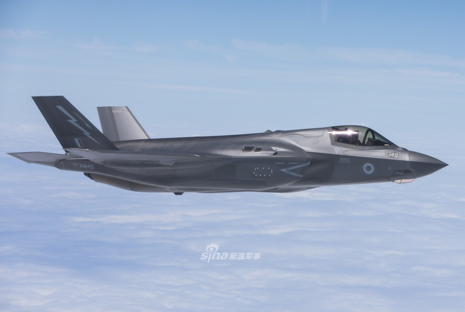 Tổng cộng có tới 6 chiếc chiên đấu cơ F-35B của Không quân Hoàng gia Anh cùng tham gia nhiệm vụ bay tiếp liệu trên không này và từng chiếc một phải "xếp hàng" vào bơm xăng ở độ cao 10.000 mét và tốc độ hơn 1000 km/h. Nguồn ảnh: Sina.