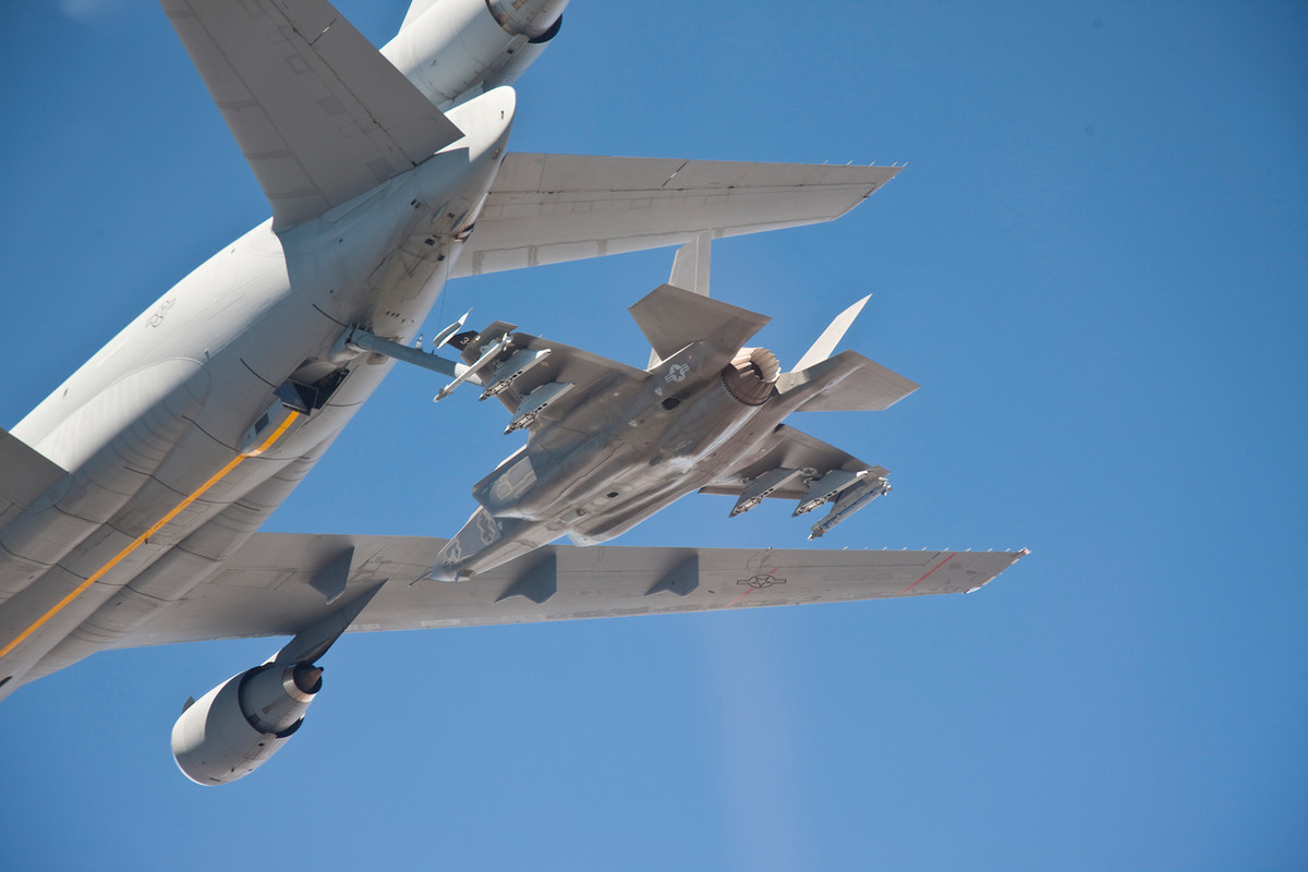 Tốc độ tối đa của chiến đấu cơ F-35A lên tới Mach 1.61 tương đương với khoảng 1930 km/h. Ngoài ra chiếc chiến đấu cơ này còn có bán kính chiến đấu tối đa lên tới 1400 km khi mang theo bình nhiên liệu phụ hoặc được tiếp liệu trên không. Nguồn ảnh: Sina.