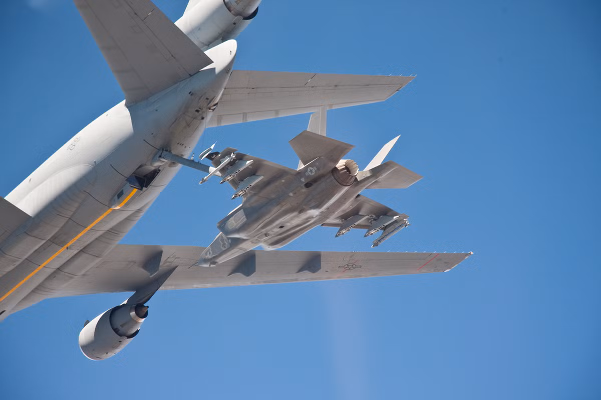 Tốc độ tối đa của chiến đấu cơ F-35A lên tới Mach 1.61 tương đương với khoảng 1930 km/h. Ngoài ra chiếc chiến đấu cơ này còn có bán kính chiến đấu tối đa lên tới 1400 km khi mang theo bình nhiên liệu phụ hoặc được tiếp liệu trên không. Nguồn ảnh: Sina.