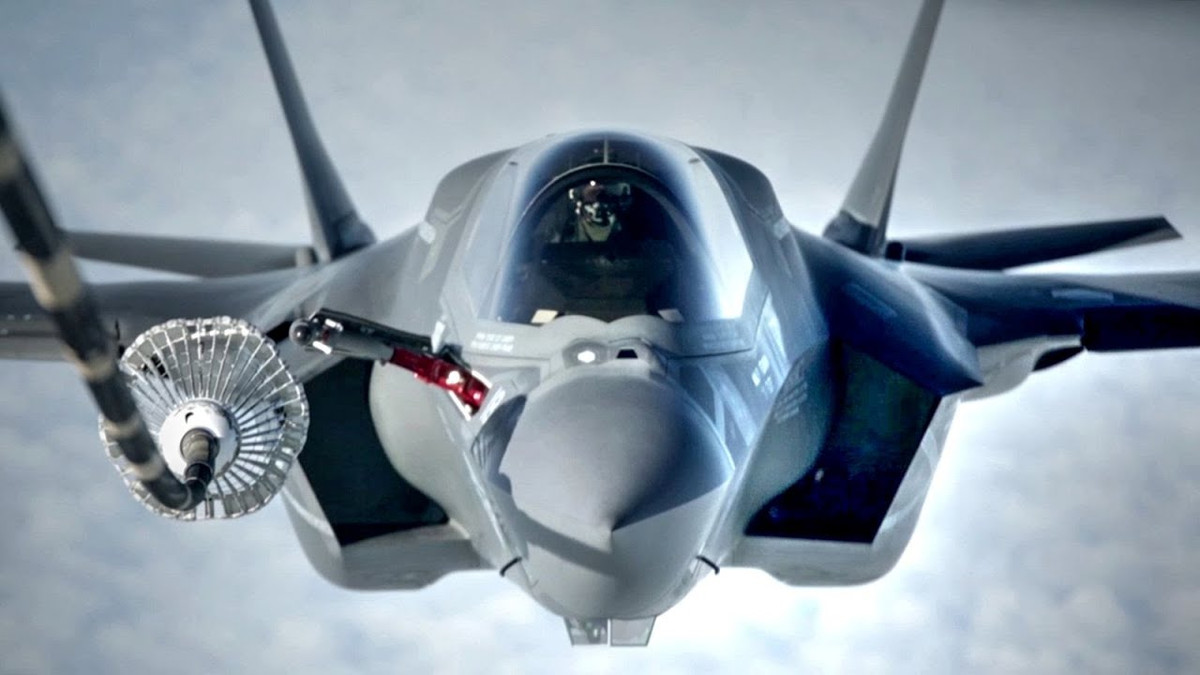 Thay vào đó, F-35B được tiếp liệu từ mạn phải máy bay với một vòi nhận nhiên liệu có khả năng triển khai thò ra ngoài và thu hồi vào trong thân máy bay sau khi nhận nhiên liệu xong. Nguồn ảnh: Sina.