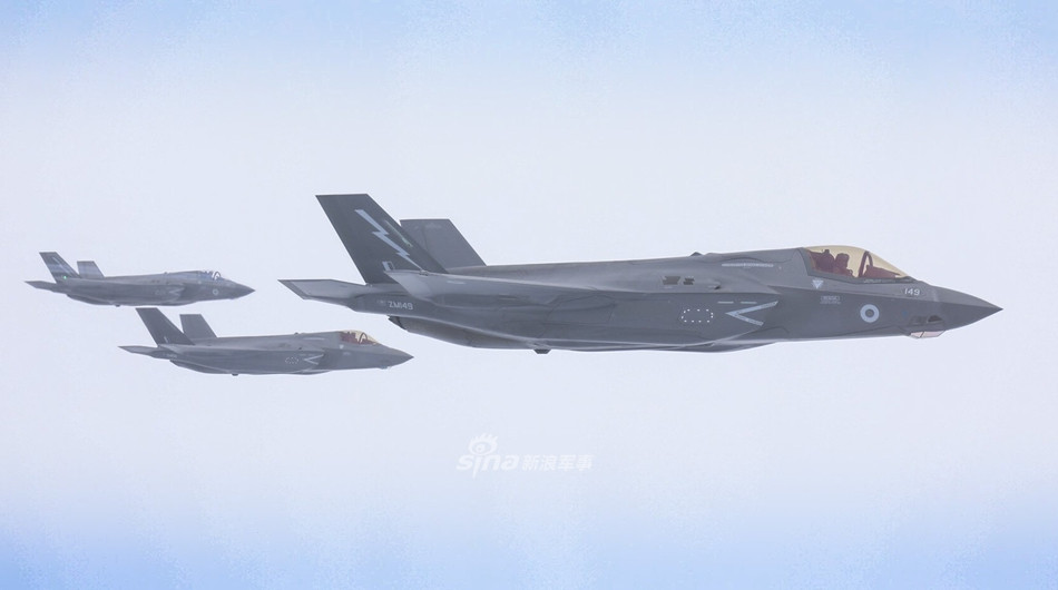 Khác với những chiến đấu cơ F-35A thông thường khác, do F-35B có hệ thống động cơ trên lưng để làm nhiệm vụ hút gió khi hạ cánh thẳng đứng, phiên bản chiến đấu cơ này không thể tiếp liệu từ trên lưng giống với F-35A được. Nguồn ảnh: Sina.