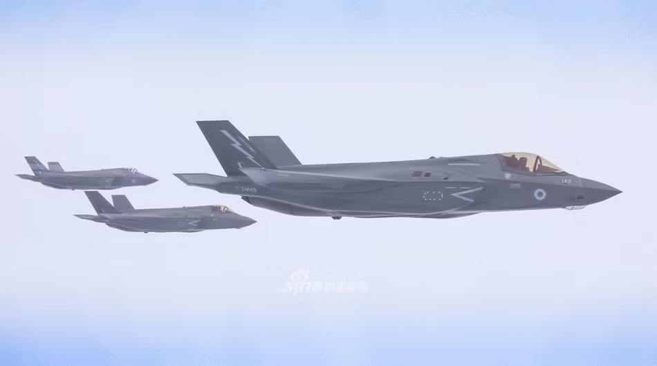 Khác với những chiến đấu cơ F-35A thông thường khác, do F-35B có hệ thống động cơ trên lưng để làm nhiệm vụ hút gió khi hạ cánh thẳng đứng, phiên bản chiến đấu cơ này không thể tiếp liệu từ trên lưng giống với F-35A được. Nguồn ảnh: Sina.