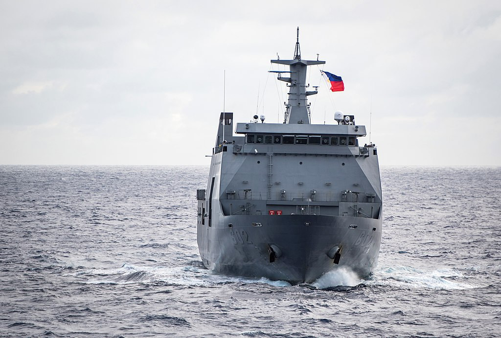 Tàu có độ giãn nước tối đa 11.500 tấn, chiều dài 123 mét, lườn rộng 21,8 mét và mớm nước tối đa 5 mét. Động cơ của tàu mang thương hiệu MAN do Đức sản xuất. Nguồn ảnh: Sina.