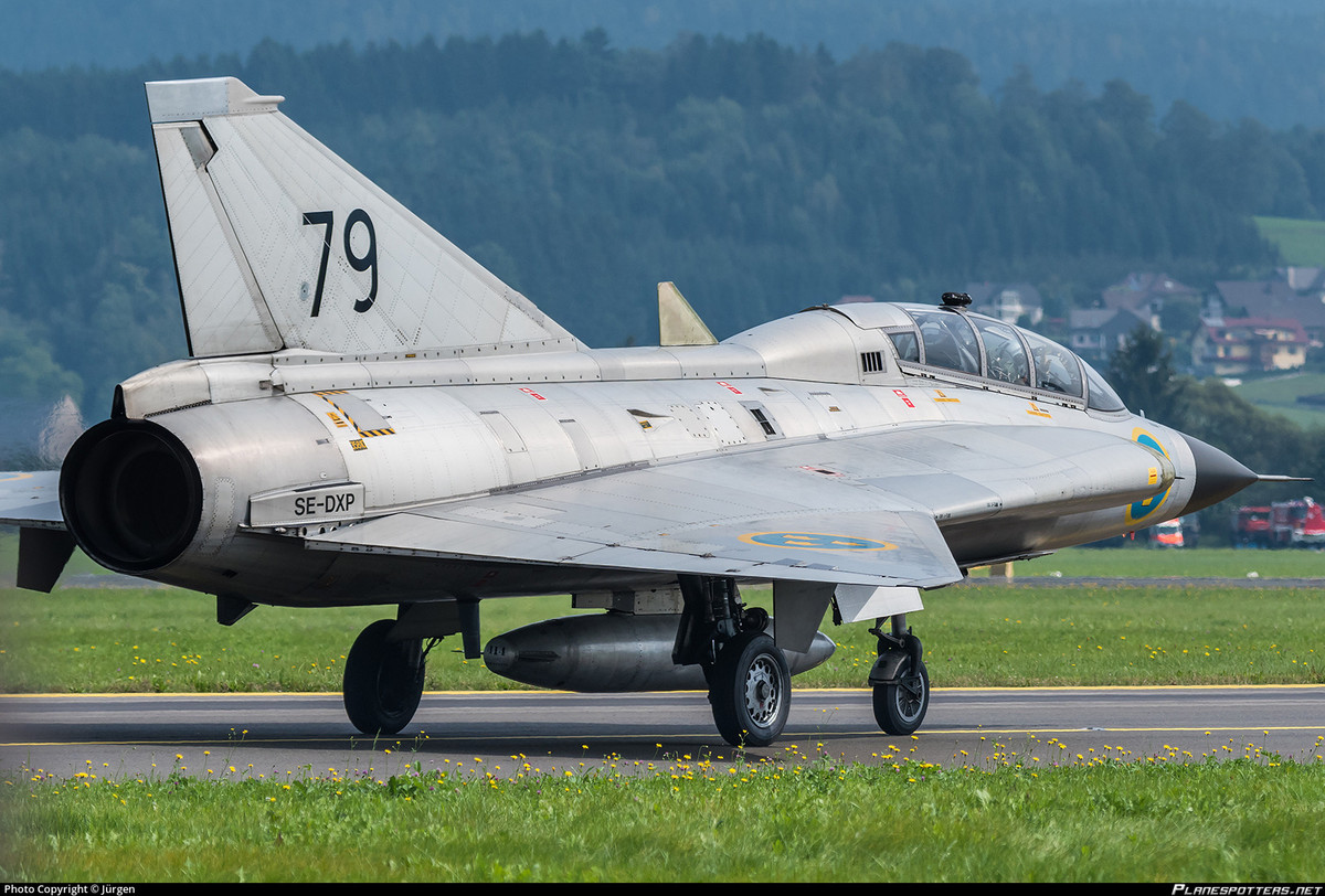 Mặc dù có trọng tải lớn tới như vậy nhưng bản thân máy bay Saab 35 lại chỉ có một động cơ duy nhất. Động cơ này thậm chí còn cho phép Saab 35 bay với tốc độ cực đại lên tới Mach 2 tương đương 2400 km/h. Nguồn ảnh: Pinterest.