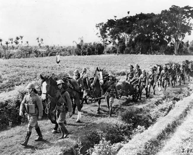 Về phía đối diện, Đông Ấn Hà Lan cũng có lực lượng khá đông đảo và trang bị ở mức tạm đủ với 100.000 lính địa phương, 40.000 lính Hà Lan và hơn 8000 lính Anh - Mỹ. Ngoài ra Hà Lan còn triển khai ở khu vực này 33 tàu chiến, 41 tàu ngầm và gần 250 máy bay các loại. Nguồn ảnh: Thearchive.