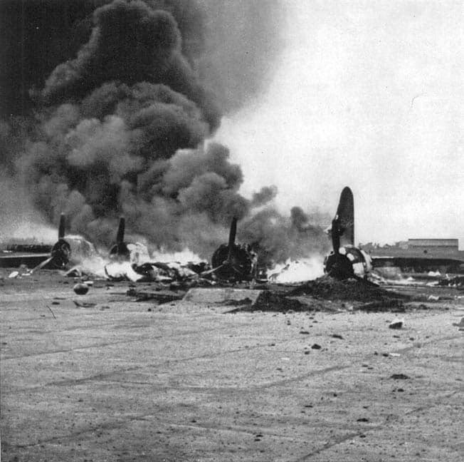 Mặc dù vậy, cuộc chiến đã diễn ra không hề tương xứng và phía Nhật đã áp đảo quân đội của Đông Ấn Hà Lan trên mọi mặt trận, trong đó bao gồm trên không, trên biển và trên đất liền. Nguồn ảnh: Thearchive.