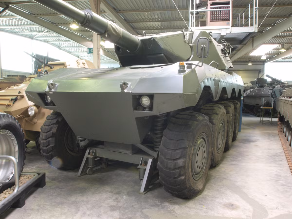 Hoả lực chính của xe là khẩu pháo 105mm L7A3 do Anh sản xuất. Đây là khẩu pháo giống với hoả lực chính được trang bị trên loại xe tăng Leopard 1 - loại xe tăng chủ lực vào thời điểm những năm 80 của thế kỷ trước vẫn còn cực kỳ phổ biến ở châu Âu. Nguồn ảnh: TDYQ.