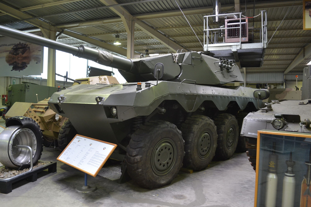 Tới cuối năm 1983, nguyên mẫu đầu tiên được ra đời với cơ chế chuyển động 8x8. Thiết kế của Radpanzer 90 được coi là rất hoàn thiện và cực kỳ hiện đại nhưng trên thực tế, đây là thiết kế thử nên nó không đạt đủ các yếu tố dành cho việc sản xuất hàng loạt. Nguồn ảnh: TDYQ.