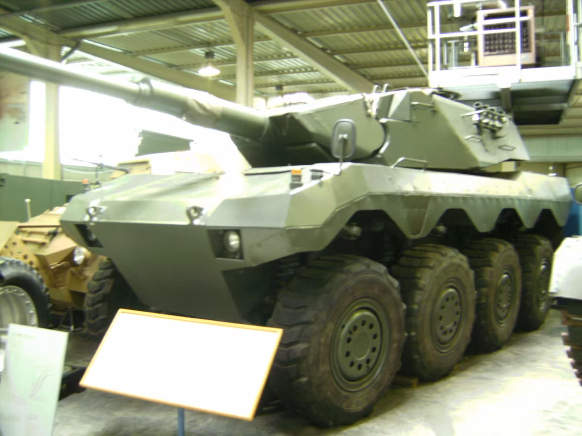 Mang tên Radpanzer 90, phương tiện chiến đấu bánh lốp hay còn có thể coi là pháo tự hành chống tăng này do Tây Đức nghiên cứu thiết kế và sản xuất thử nghiêm vào giai đoạn đầu thập niên 80 của thế kỷ trước. Nguồn ảnh: TDYQ.