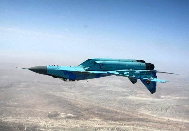 Máy bay được trang bị hai động cơ Klimov RD-33 cho phép nó bay với tốc độ tối đa lên tới Mach 2.25 tương đương với 2400 km/h. Tầm hoạt động tối đa của chiếc tiêm kích này là 1430 km trong khi đó tầm bay tối đa khi bay không tải lên tới 2100 km. Nguồn ảnh: QQ.