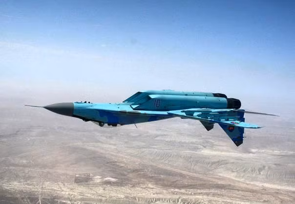 Máy bay được trang bị hai động cơ Klimov RD-33 cho phép nó bay với tốc độ tối đa lên tới Mach 2.25 tương đương với 2400 km/h. Tầm hoạt động tối đa của chiếc tiêm kích này là 1430 km trong khi đó tầm bay tối đa khi bay không tải lên tới 2100 km. Nguồn ảnh: QQ.