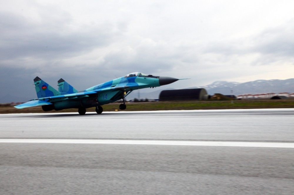 Đây là thiệt hại cực kỳ lớn với không quân Azerbaijan trong những năm gần đây. Theo các báo cáo mới nhất, không quân nước này đang vận hành tổng cộng 13 chiếc chiến đấu cơ MiG-29 trong đó có một chiếc phục vụ việc huấn luyện phi công. Nguồn ảnh: QQ.