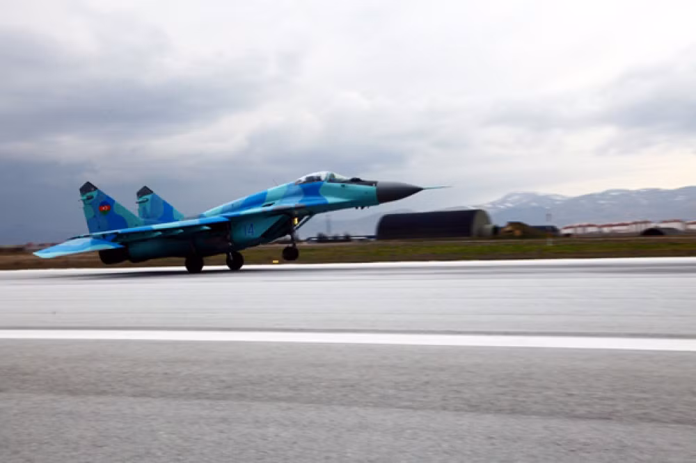 Đây là thiệt hại cực kỳ lớn với không quân Azerbaijan trong những năm gần đây. Theo các báo cáo mới nhất, không quân nước này đang vận hành tổng cộng 13 chiếc chiến đấu cơ MiG-29 trong đó có một chiếc phục vụ việc huấn luyện phi công. Nguồn ảnh: QQ.