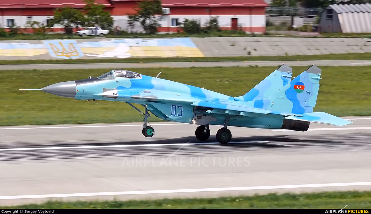 Chiều hôm 25/7 (theo giờ địa phương), một tiêm kích MiG-29 của Không quân Azerbaijan đã rơi ở biển Caspian. Một chiến dịch tìm kiếm đã được tiến hành ngay sau khi vụ việc xảy ra nhưng thông tin chi tiết vẫn chưa được làm rõ. Nguồn ảnh: QQ.