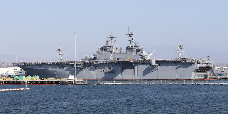 Các tàu đổ bộ tấn công của Hải quân Mỹ lại được đặt tên dựa theo tên của những trận hải chiến nảy lửa trong lịch sử mà Hải quân Mỹ có tham gia. Ngoài ra cũng có một vài tàu được đặt theo tên chiến tích cũ của Hải quân Mỹ, ví dụ như tàu USS Boxer có tên giống với HMS Boxer của Hải quân Anh - một tàu chiến lợi phẩm mà Mỹ chiếm được trong chiến tranh năm 1812. Nguồn ảnh: BI.