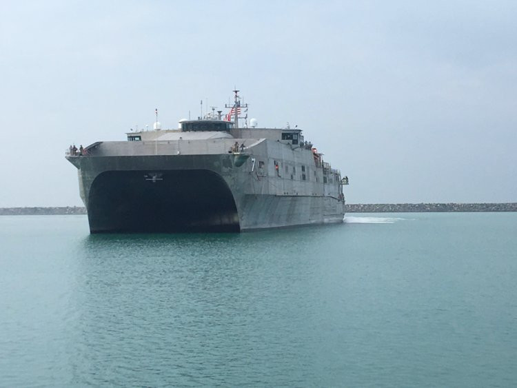 Tàu vận tải tốc độ cao EPF được đặt theo tên những thành phố nhỏ của Mỹ như Carson hay Nevada. Tuy nhiên cũng có ngoại lên đó là tàu USNS Puerto Rico - được đặt tên theo một vùng đất nằm ngoài lãnh thổ Mỹ nhưng chịu sự kiểm soát quân sự của Mỹ. Nguồn ảnh: BI.