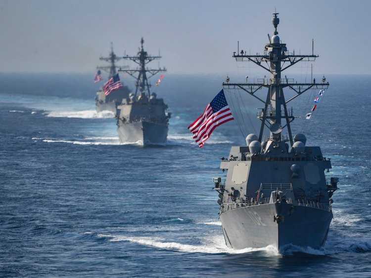 Với các khu trục hạm, nguyên tắc của Hải quân Mỹ đó là đặt tên theo những liệt sĩ của nước này thuộc lực lượng Hải quân, Bảo vệ bờ biển hoặc thuỷ quân Lục chiến đã hy sinh trong lúc làm nhiệm vụ. Tuy nhiên một vài tàu là ngoại lệ, ví dụ như tàu USS Winston Churchill (tên Thủ tướng Anh), một tàu khác được đặt tên Franklin D. Roosevelt (Tông thống Mỹ), thậm chí có tàu được đặt tên Eleanor Roosevelt - tên vợ của Tổng thống Roosevelt. Nguồn ảnh: BI.