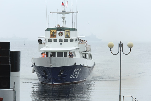 Tàu chở Thị trưởng Vùng Viễn Đông và Tư lệnh Hạm đội Thái Bình Dương cùng các đại biểu cập cảng sau khi đi duyệt đội hình.