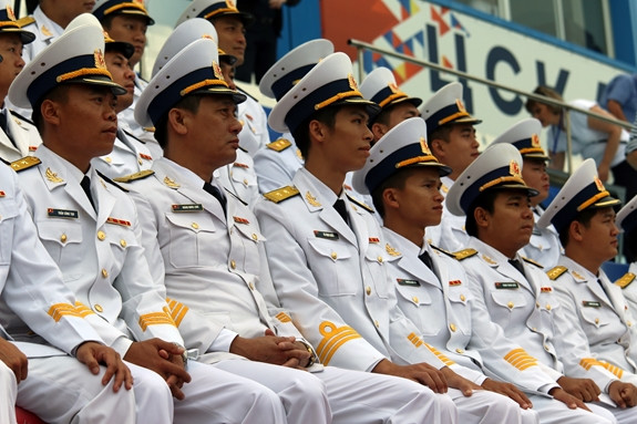 Trong phần trình diễn, các đại biểu và hàng nghìn người dân địa phương đã được chứng kiến những vũ khí, trang bị kỹ thuật hiện đại nhất của lực lượng đặc nhiệm chống khủng bố, hải quân đánh bộ, lực lượng thực thi pháp luật trên biển, cứu hộ, cứu nạn... thuộc Hạm đội Thái Bình Dương thao diễn theo các tình huống chiến đấu. Cùng với đó là các tiết mục văn nghệ ca ngợi truyền thống của Quân đội và Hải quân Nga.