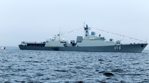 Mở đầu lễ kỷ niệm, tàu chở Thị trưởng Vùng Viễn Đông Kojemyako Oleg Nikolaevich; Đô đốc Avakiants Sergey Tsosifovich, Tư lệnh Hạm đội Thái Bình Dương của Nga cùng các đại biểu duyệt đội hình tàu trên biển tham dự lễ duyệt binh; tiếp đó tại khu vực sân khấu khán đài, các lực lượng tham gia duyệt binh đã tái hiện lại quá trình hình thành và phát triển của Hải quân Nga nói chung, Hạm đội Thái Bình Dương nói riêng.