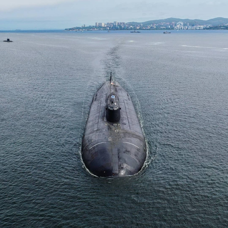 Tuy nhiên, thu hút được sự chú ý nhiều hơn cả đó là tàu ngầm hạt nhân mang tên lửa hành trình thế hệ hai lớp Oscar II hay còn có tên gọi khác là Đề án 949. Nguồn ảnh: Sina.