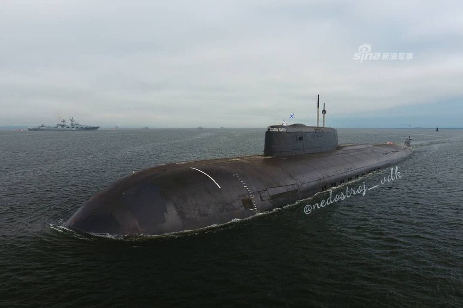 Các tàu ngầm lớp Oscar II có độ giãn nước lên tới 16.500 tấn khi nổi và tối đa lên tới 19.400 tấn khi lặn. Tàu có chiều dài 155 mét, lườn rộng nhất 18,2 mét và mớm nước tối đa khi nổi là 9 mét. Nguồn ảnh: Sina.