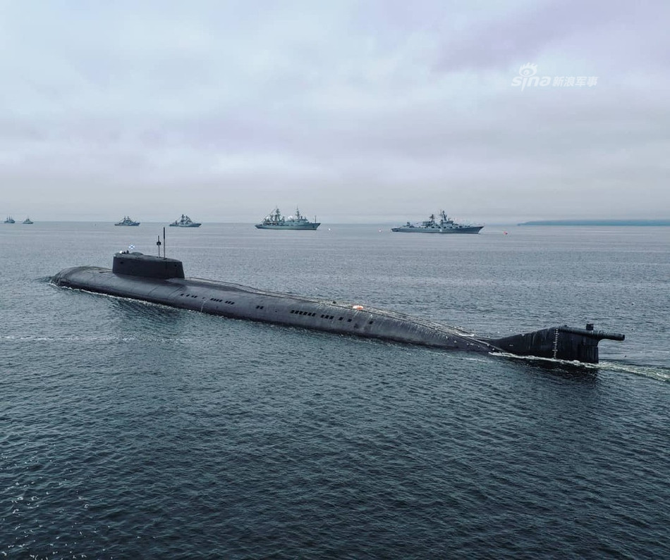 Các tàu ngầm lớp Oscar II được đánh già là một trong những loại tàu ngầm nguy hiểm nhất hiện nay trên thế giới với hoả lực cực kỳ ghê gớm bao gồm 4 ống phóng ngư lôi cỡ 533mm cùng với 2 ống phóng ngư lôi siêu lớn cỡ 650mm kèm theo đó là khả năng mang theo 24 tên lửa hành trình P-700 Granit có tầm bắn tối đa lên tới 625 km. Nguồn ảnh: Sina.