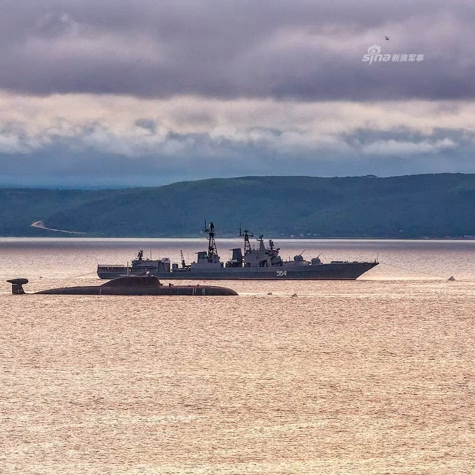 Đầu tiên phải nhắc tới tàu ngầm lớp Akula nổi tiếng một thời có giá tới 1,5 tỷ USD cho mỗi chiếc. Đây là loại tàu ngầm được đóng mới trong khoảng thời gian từ năm 1983 tới năm 1999 - nghĩa là suốt từ thời Liên Xô cho tới thời Liên bang Nga sau này. Nguồn ảnh: Sina.