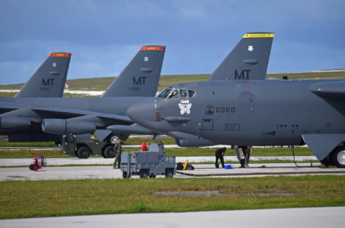 Trong thời gian này, ngay khi nhận được lệnh từ dưới mặt đất các máy bay ném bom sẽ tấn công vào một hoặc nhiều mục tiêu được chỉ định sẵn từ trước, đảm bảo khả năng phản ứng nhanh nhất có thể. Nguồn ảnh: AFmil.